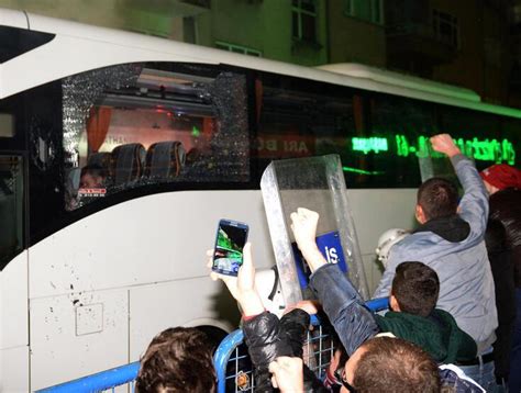 İ­z­m­i­r­­d­e­ ­F­e­n­e­r­b­a­h­ç­e­ ­o­t­o­b­ü­s­ü­n­e­ ­t­a­ş­l­ı­ ­s­a­l­d­ı­r­ı­